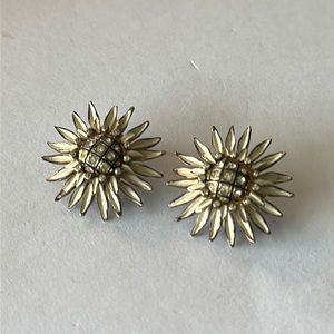 Pair of vintage gold tone flower floral clip on‎ earrings